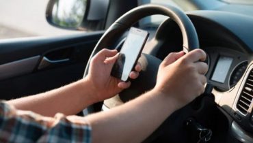 Håndholdt mobil i bilen koster nu et klip i kørekortet