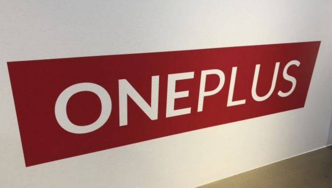OnePlus 7 covers afslører tredobbelt kamera og ingen notch