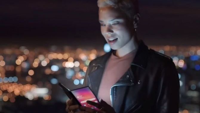 Lækket reklamevideo afslører Samsungs foldbare telefon