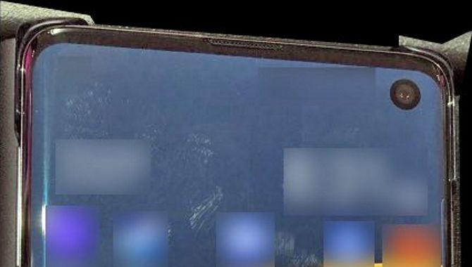 Foto viser Samsung Galaxy S10 med hul i skærmen