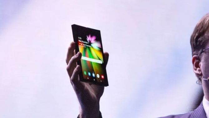 Samsungs foldbare telefon får nok rekordhøj pris