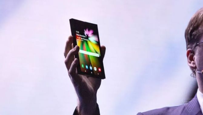 Samsung viser foldbar telefon og helt ny brugerflade frem