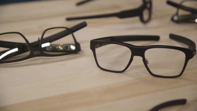 trappe vægt spisekammer Intels nye, smarte brille ligner rent faktisk en brille