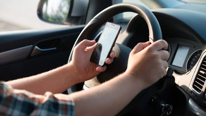 Bruger du mobilen, mens du kører bil? [AFSTEMNING]