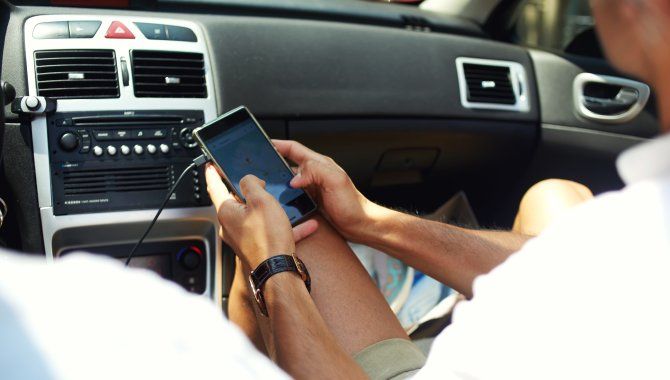 Pas på i Tyskland: skærpet straf for mobilbrug i bilen