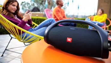 JBL Boombox: Ny partyhøjttaler med hårdtslående bas