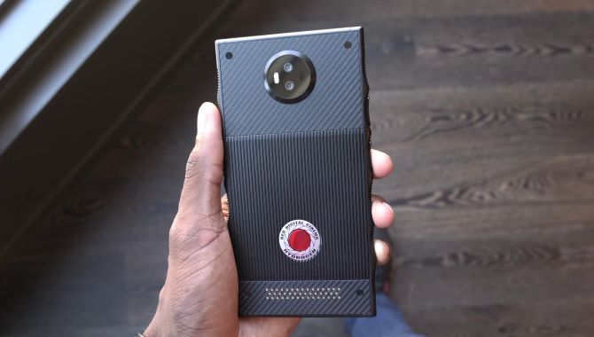 Youtuberen MKBHD viser REDs vilde Hydrogen One-mobil frem