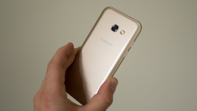 Samsung Galaxy A3 (2017) - fiks størrelse [TEST]
