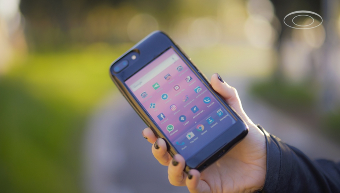 Kickstarter: Vildt iPhone cover med indbygget Android-mobil