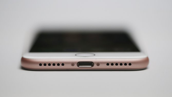 Apple skrotter muligvis Lightning-porten i iPhone 8