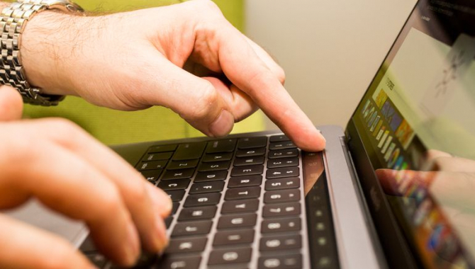 MacBook Pro Touch Bar: Bandlyst fra eksamen i USA