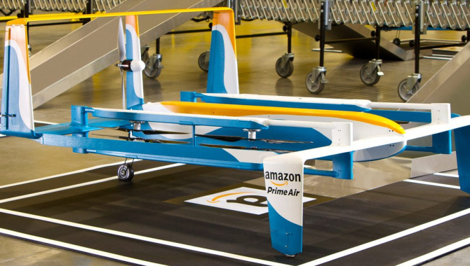 Amazon-dronen leverer sin første pakke på under et kvarter