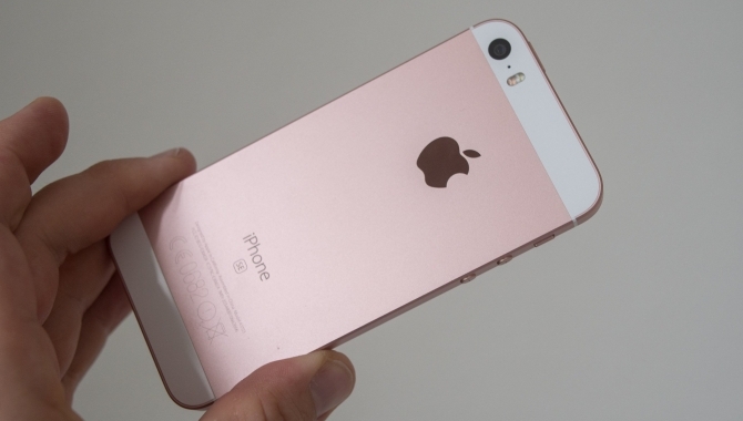 Alt udsolgt: Apples iPhone SE er ikke til at opdrive