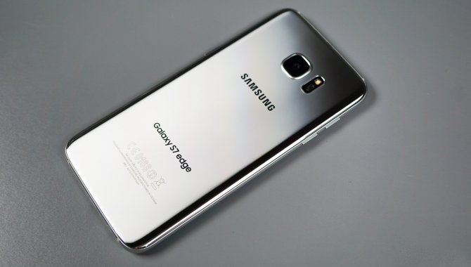 Samsung Galaxy S7 edge til salg i ekslusiv sølvfarve hos 3