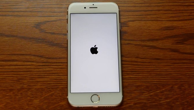 Din iPhone bliver ubrugelig, hvis du skruer tiden tilbage i iOS