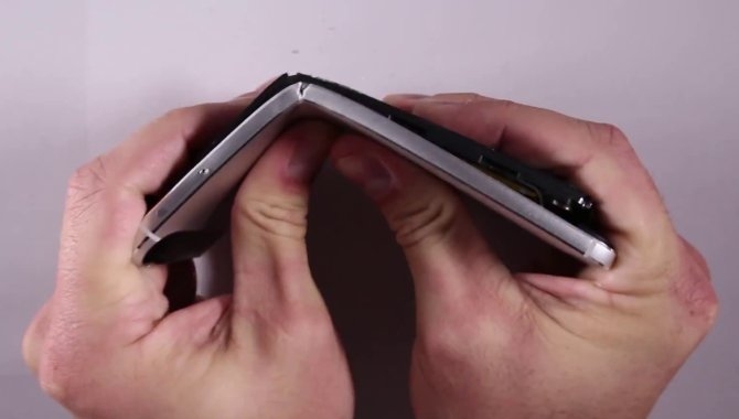 Google Nexus 6P bøjer i to dele i to videoer