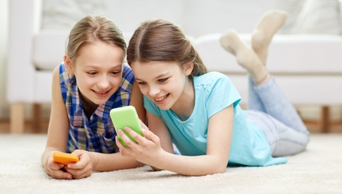 For ung til mobil? Forældre fremskynder børns mobildebut