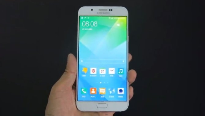 Ultratynd Samsung Galaxy A8 fanget på video