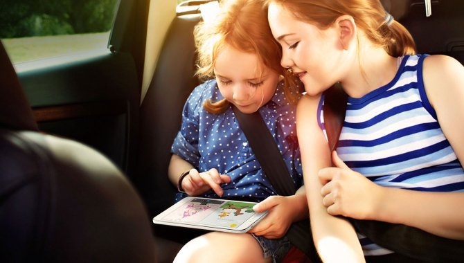 Børn ser digital underholdning under rejsen som aldrig før