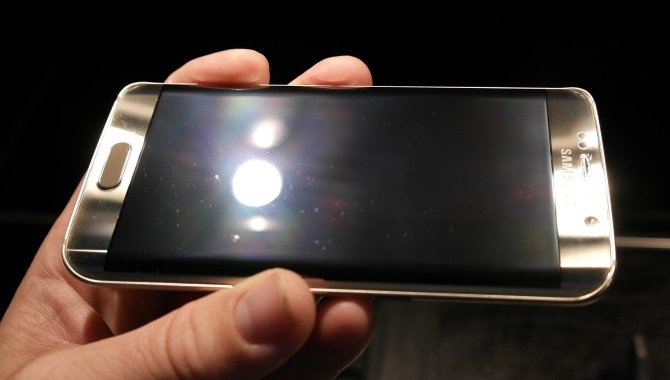 Samsung undersøger problem med ridser i Galaxy S6 Edge
