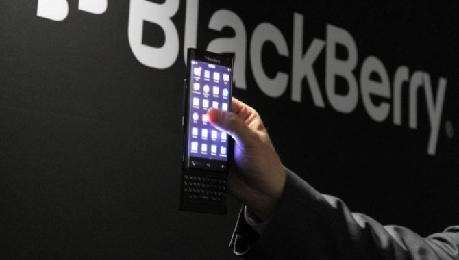 BlackBerry slider telefon med komplet keyboard på vej