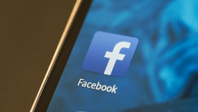 Facebook på arbejdet koster milliarder