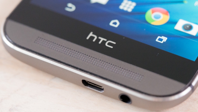 Se HTC One (M8) overleve druknedøden og knivoverfald