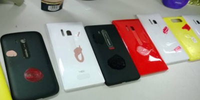 Nokia tester rød udgave af Lumia 928 i laboratoriet