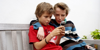 Børn skal først have mobil som 10-årig