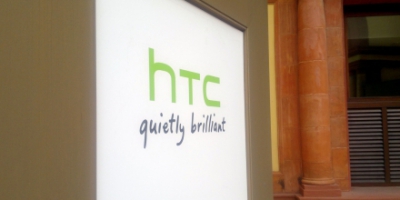 Trolde og stanniolbeklædt katamaran skal sælge HTC-mobiler