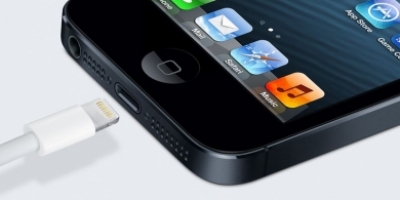 Apple har flyttet jackstikket til headset i Phone 5