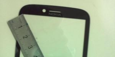 Billedlæk: 4,3″-skærm fra Nokia med WP8-logo