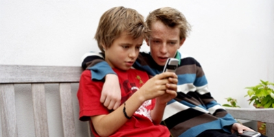 Børn overvåges af forældre via mobilen