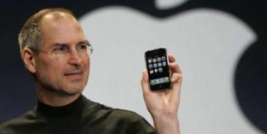 Steve Jobs forlader topposten i Apple