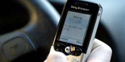 Hveranden billist SMS’er under kørsel
