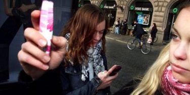 Hver tredje forælder snager i barnets mobil