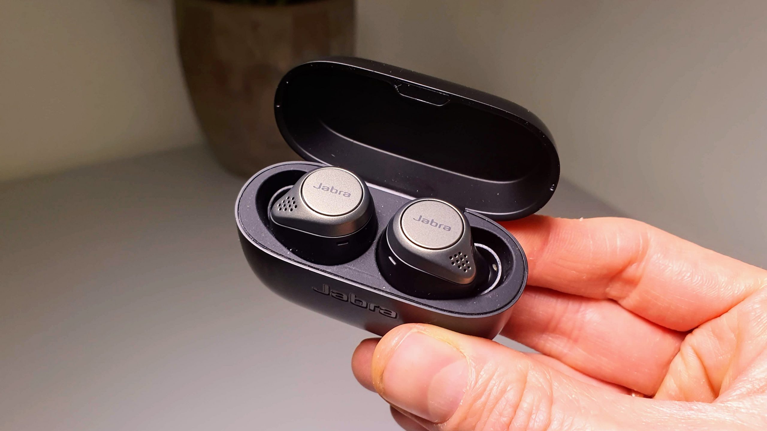 Jabra Elite 75t-serien får nu trådløs opladning