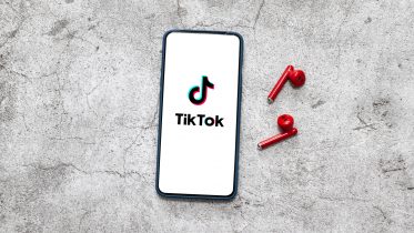 TikTok introducerer nye sikkerhedsfunktioner til unge
