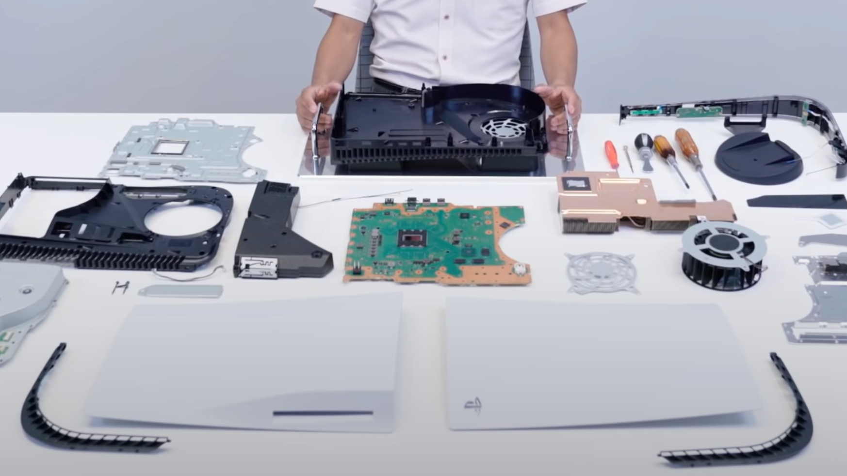 PlayStation 5 skilt ad: flydende metal og udskiftelige sider