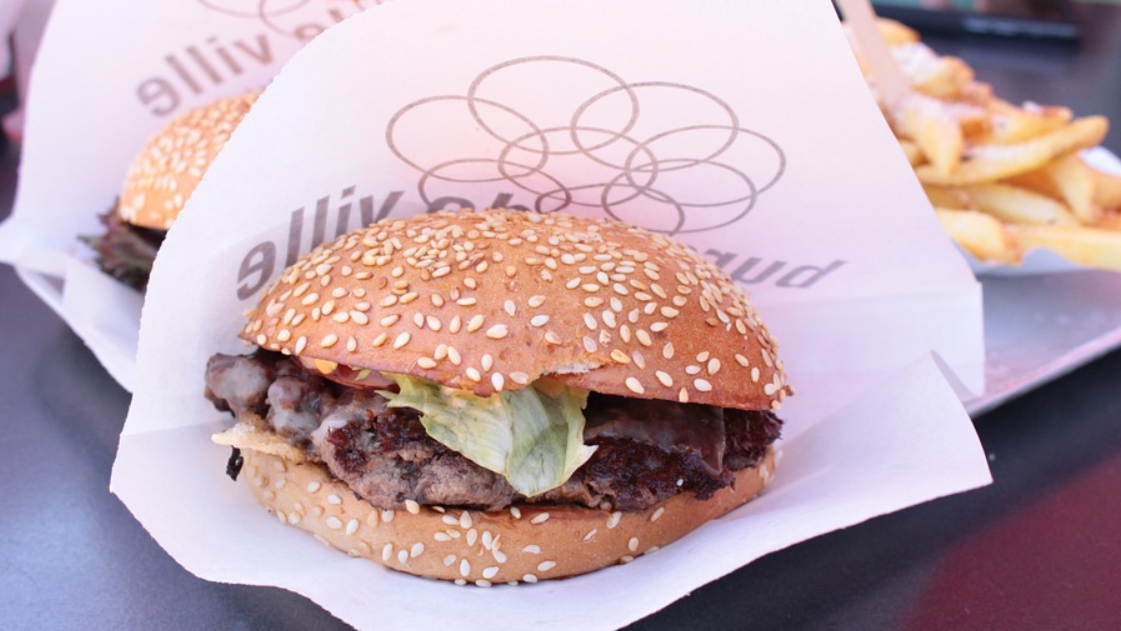 Teenagere der er ”besat” af smartphonen spiser mere junkfood