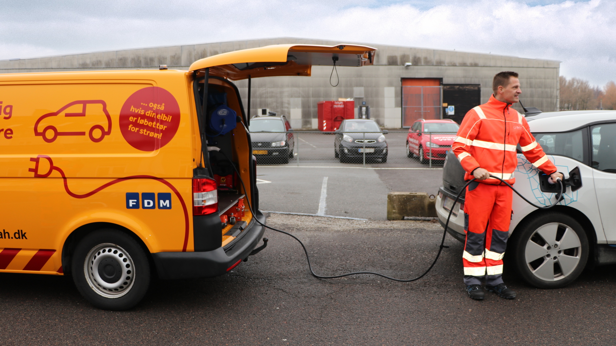 Opladning af elbil der løber tør for strøm