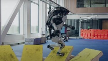 Boston Dynamics tobenede robotter klarer parkourbane