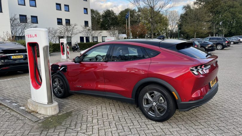 Nu kan andre elbiler benytte Teslas Superchargere