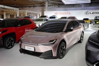 Toyota elektrisk sedan