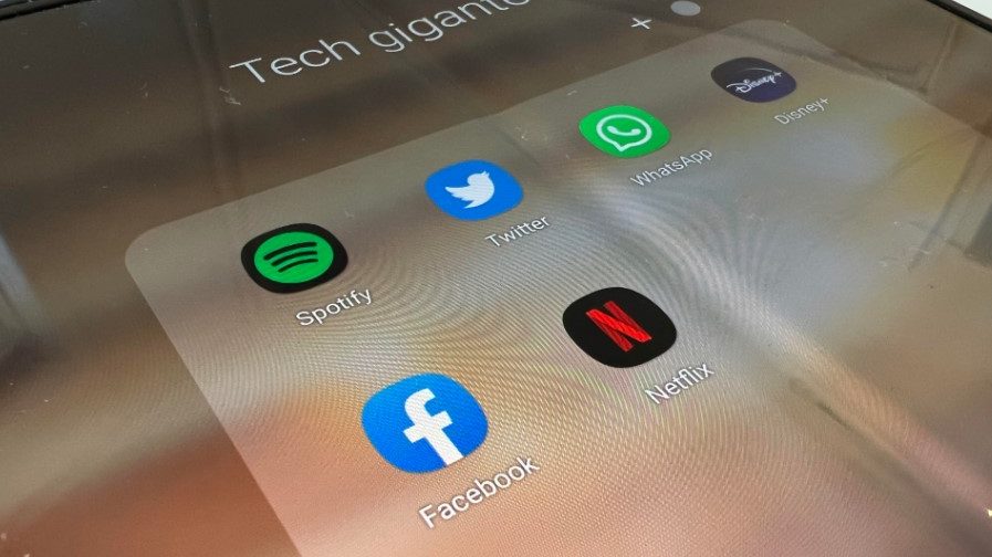 To ud af tre føler, at techgiganterne aflytter deres telefoner