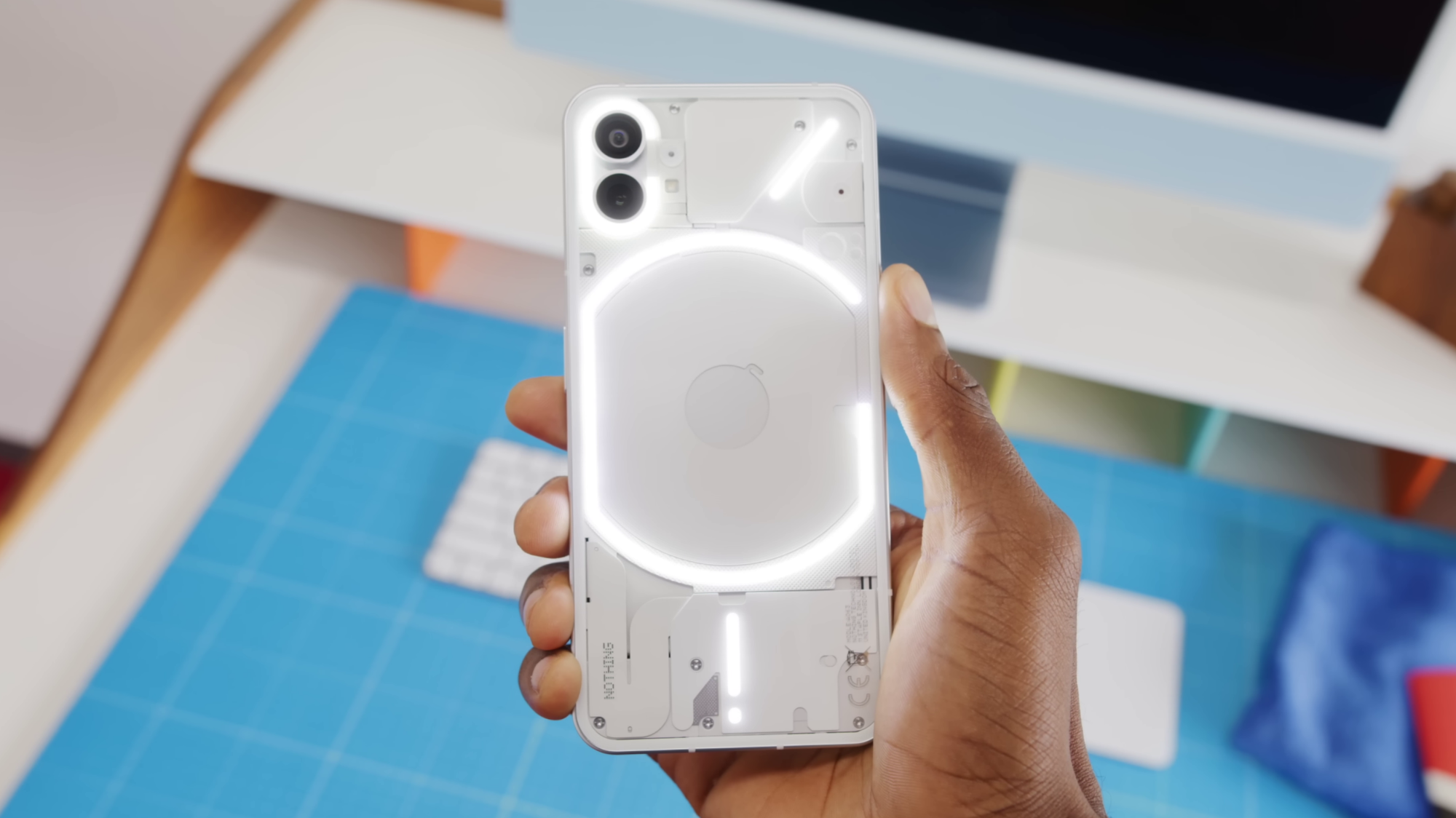 Nothing phone (1) – alt om den hypede telefon med gennemsigtig bagside
