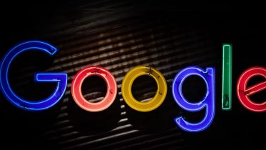 Google anklages: Betaler for at holde konkurrenterne ude