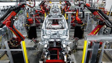 Tesla skruer ned for produktionsambitioner