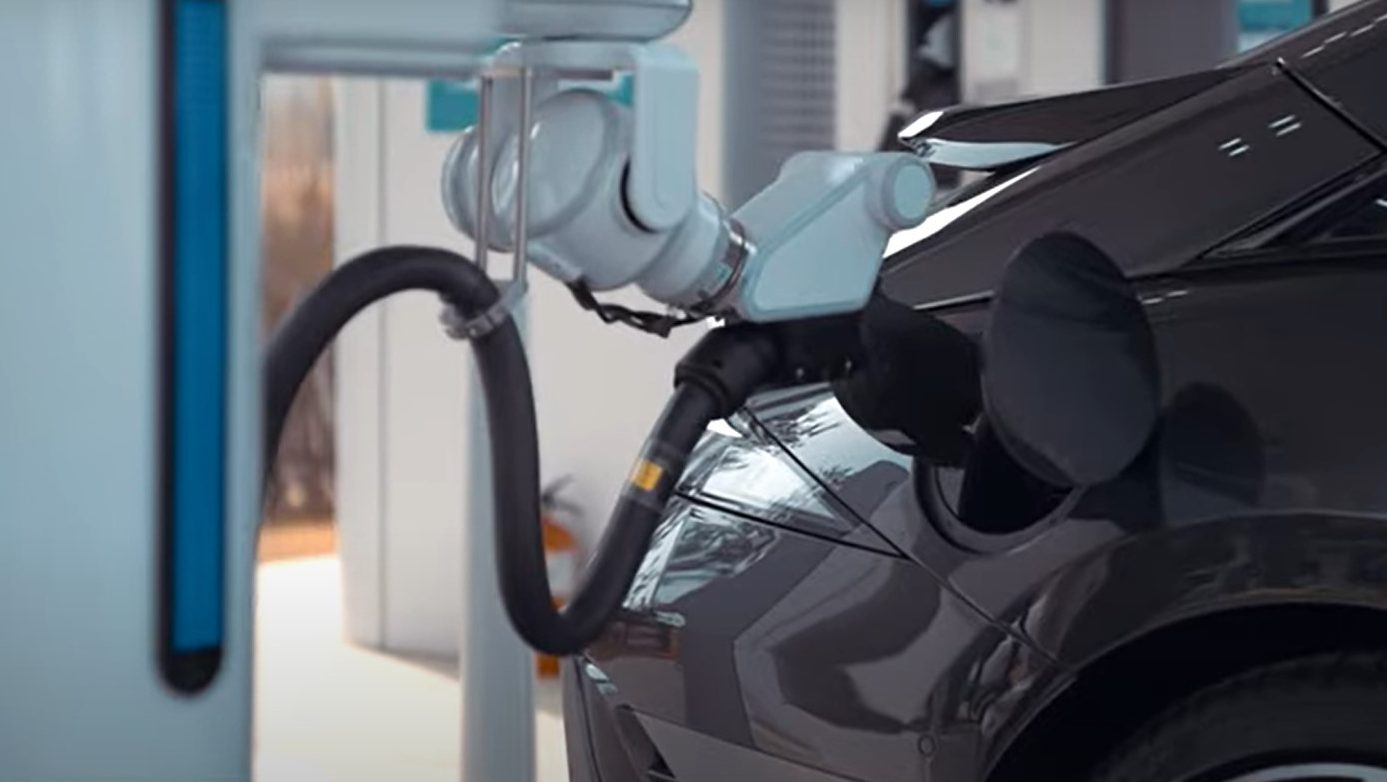 Denne robot sørger for at lade elbilen op