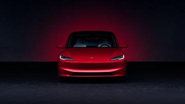 Tesla lancerer ny Model 3: Specifikationer, billeder og pris